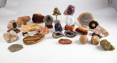 null HISTOIRE NATURELLE

Collections de pierres et minéraux, certaines avec socl...