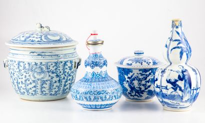 null CHINE

Ensemble de deux pots couvert en porcelaine émaillé bleu et blanc. On...