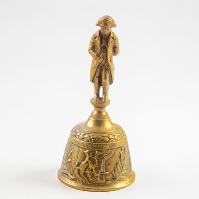 null Cloche en bronze doré, le manche representant Napoléon 1er. Elle porte l'inscription...