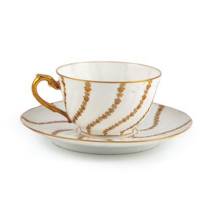 null SEVRES 

Tasse en porcelaine blanche à décor doré

Cachet de 1845