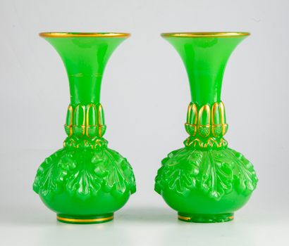 null Paire de vases en verre opalin vert à décor moulé de feuilles de chêne et glands...