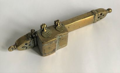 null Porte-plume de voyage en cuivre avec ses encriers.

Maghreb 

L. 23,5 cm