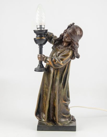 null A.J. SCOTTE (1885 - 1905) 

Jeune fille portant une lampe

Bronze

H. : 33 ...