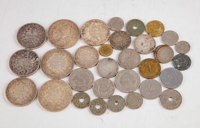 null Lot de pièces divers comprenant : 

- 3 pièces de 50 francs

- 2 pièces de 5...