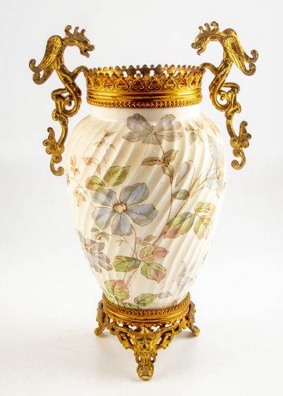 null Vase en faïence émaillée à décor de fleur, montures en métal doré.

H. : 32...