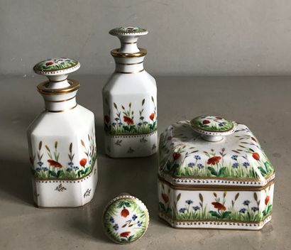 null Maison DELVAUX - Paris

Deux flacons et une boite en porcelaine à décor polychrome...