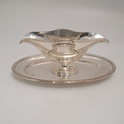 null Saucière en métal argenté à frise de perle

Style Louis XVI