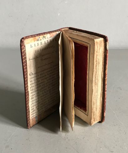 null Coffret constitué dans un livre ancien à dos de cuir et dorures au petit fer.

L....