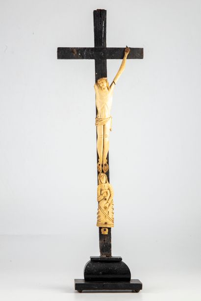 null Crucifix en bois noirci, Christ en os. XVIIIe

H. : 54 cm 

(Accidents et m...