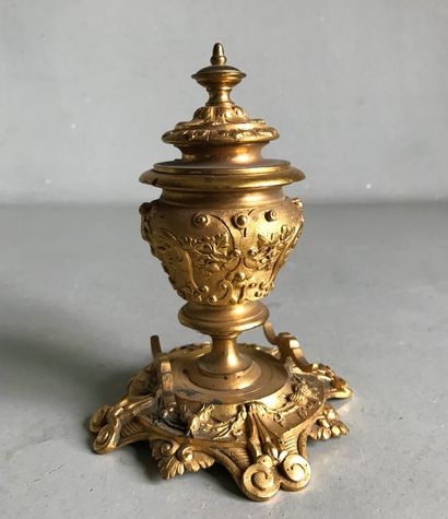null Encrier en bronze doré en forme d'urne à riche décor de palmettes et enroulements....