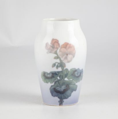 null Vase en porcelaine de Copenhague à décor de géraniums

H. : 14 cm
