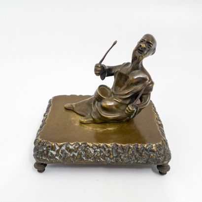 null Sculpture représentant un moine Boudhiste au tambour

Asie

H. : 13 cm