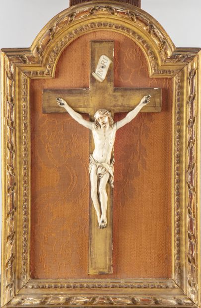 null Cadre en bois doré orné d'un Christ en os. XIXe

H. : 35,5 cm ; L. : 23 cm
