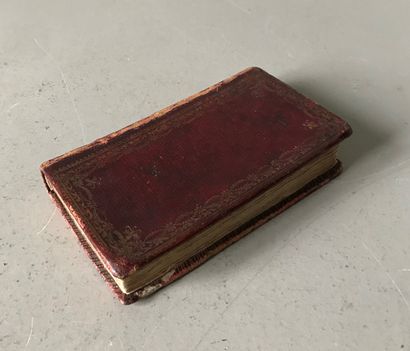null Coffret constitué dans un livre ancien à dos de cuir et dorures au petit fer.

L....
