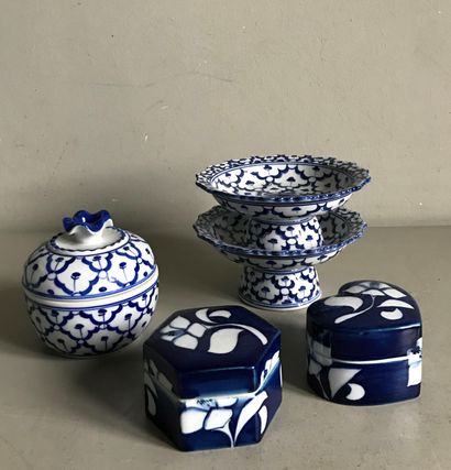 null ASIE

Ensemble de coupes et boites en porcelaine à décor bleu blanc.