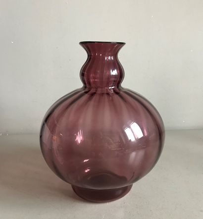 null MURANO

Vase boule à petit col en verre soufflé teinté à côtes.

H.: 25 cm