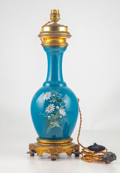null Lampe en barbotine bleue à décor de fleurs

H.:43 cm