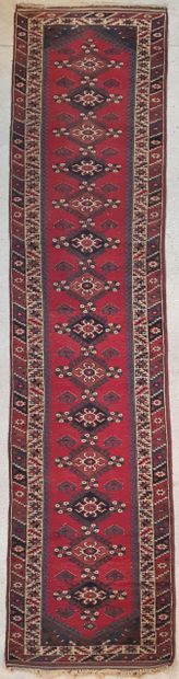 null Important tapis turc de galerie Dösemealti en laine à décor central de médaillons...