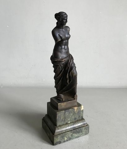 null Auguste DELAFONTAINE (1813-1892) 

Vénus de Milo

Statuette en bronze patiné...