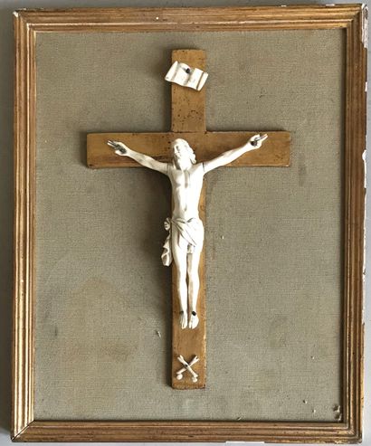 null Christ en croix en ivoire sculpté sur sa croix en bois doré. XIXe

32 x 26 cm...