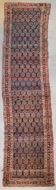null Important tapis persan de galerie en laine à décor central d'un semis de feuillage...