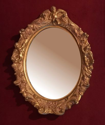 null Petit miroir en plâtre ( ?) doré à décor ciselé de feuillages et angelots dans...