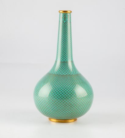 null Vase à panse renflée en métal et émaux à motif d'écailles cloisonnés turquoises...