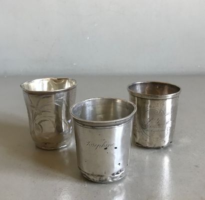 null Ensemble de trois timbales en argent à décor gravé ou uni chiffrées. Début du...