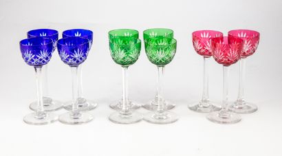 null Ensemble de onze verres de couleurs en cristal taillé, petits modèles

H. :...
