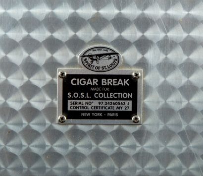 null Cave à cigares agrémenté d'un baromètre pour S.O.S.L. 

H. : 12 cm ; L. : 22...