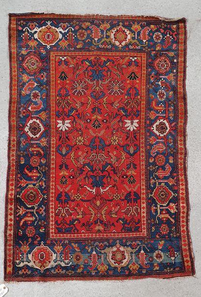 null Petit tapis en laine à décor floral sur champ orange. Large bordure bleue.

150...