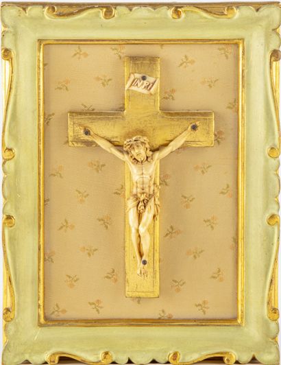 null Petit Christ en ivoire sur une croix en bois doré dans un cadre en bois peint

Epoque...