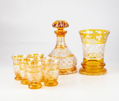 null Vase en cristal de bohème, à fond jaune et feuilles de vigne gravées

H. : 16...