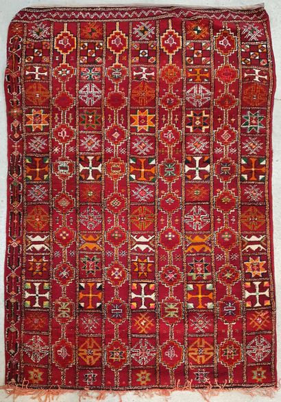 null Tapis en laine ( Maroc ?) à décor sur champ rouge de multiples motifs géométriques...