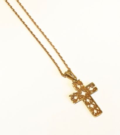 null Petite chaine.en or jaune retenant un médaillon en métal doré en forme de croix...