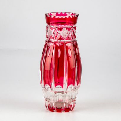 null Vase en cristal taillé de Bohême

H. : 20 cm 

(Petites égrenures)