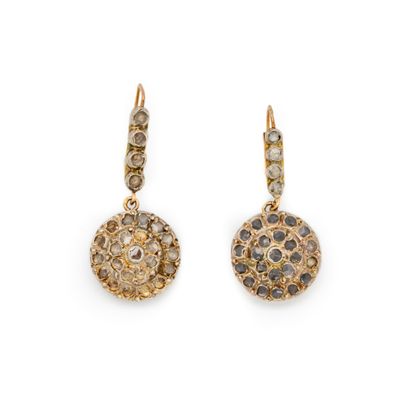 null Paire de boucles d'oreille dormeuses en or jaune orné de diamants rose 

Poids...