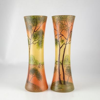 null Paire de vases en verre multicouche à décor de forêt
