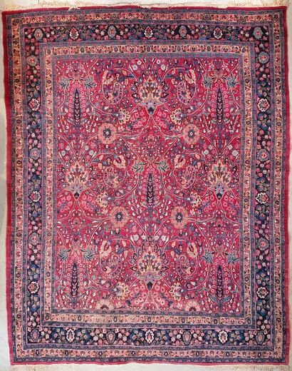 null Important tapis persan de type Tabriz en laine à décor sur champ rouge de rnceaux...