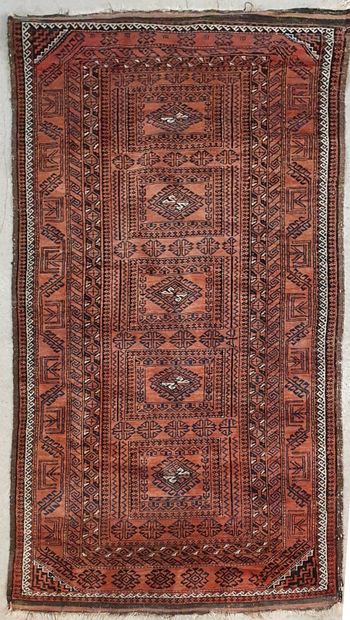 null Tapis persan en laine de type Boukhara à décor sur fond rose foncé de cinq médaillons...