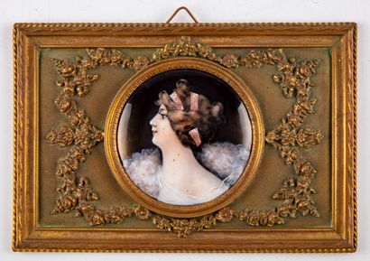 null Portrait de femme en habit de gala

Porcelaine

Cadre en laiton 

Vers 1900

D....
