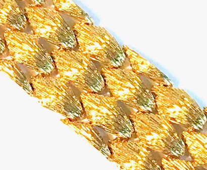 null 
Large bracelet manchette en or jaune à mailles en forme d'écailles martelées....