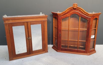 null Petit meuble d'applique en bois naturel ouvrant à deux vantaux à miroir en façade....