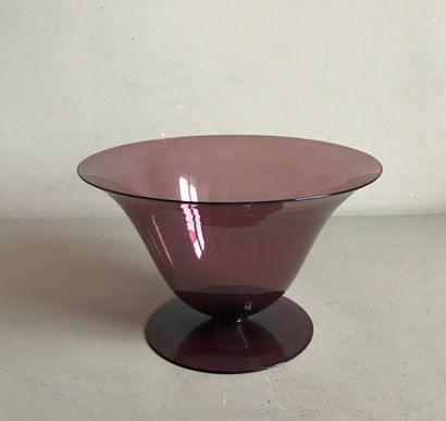null Société S.A.V.A.M - MURANO

Vase en forme de coupe sur base circulaire en verre...