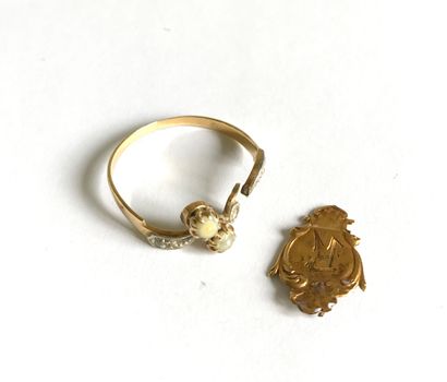null Lot de debris d'or : une bague ( cassée) en or jaune sertie de petites perles...