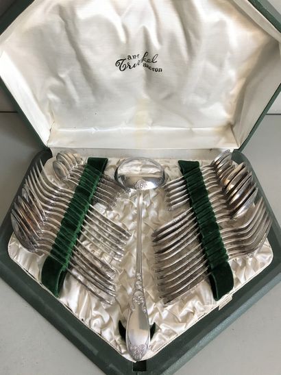 null Silver plated cutlery set with Celtic motifs. It is composed of: twelve large...