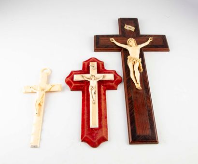 null Ensemble de trois crucifix en ivoire 

H. : 45 cm ; H. : 28 cm ; H. : 22 cm