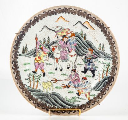 CHINE CHINA

Enameled porcelain plate with Mongolian decoration on a crackled background

D.:...