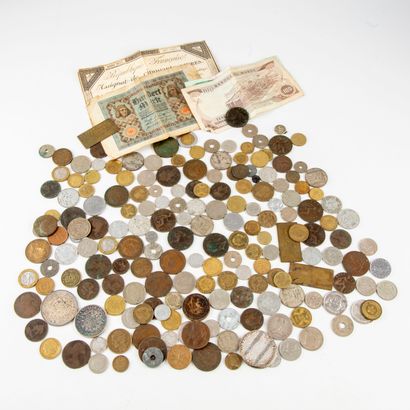 null Ensemble divers de pièces de monnaies et de billets de banques.