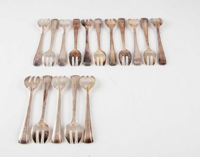 null Set of 16 silver plated oyster forks.